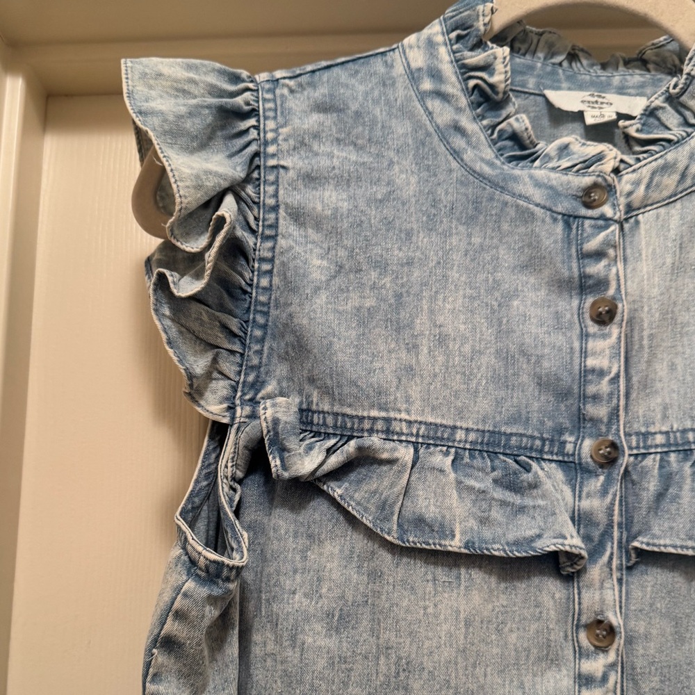 Like New Entro Ruffled Denim Sleeveless Top Size Large - Picture 2 of 5